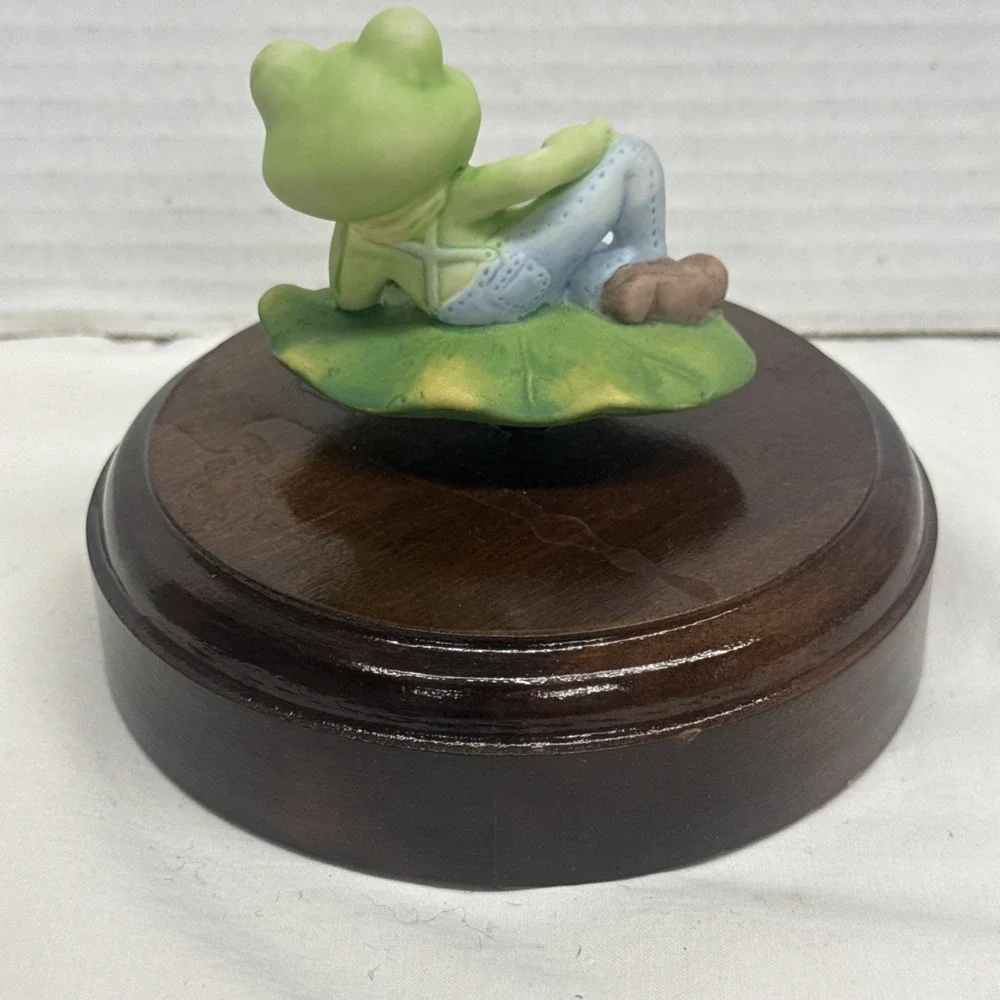 Green Frog On Wood Base Music Box Plays Teach The World To Sing Rotating